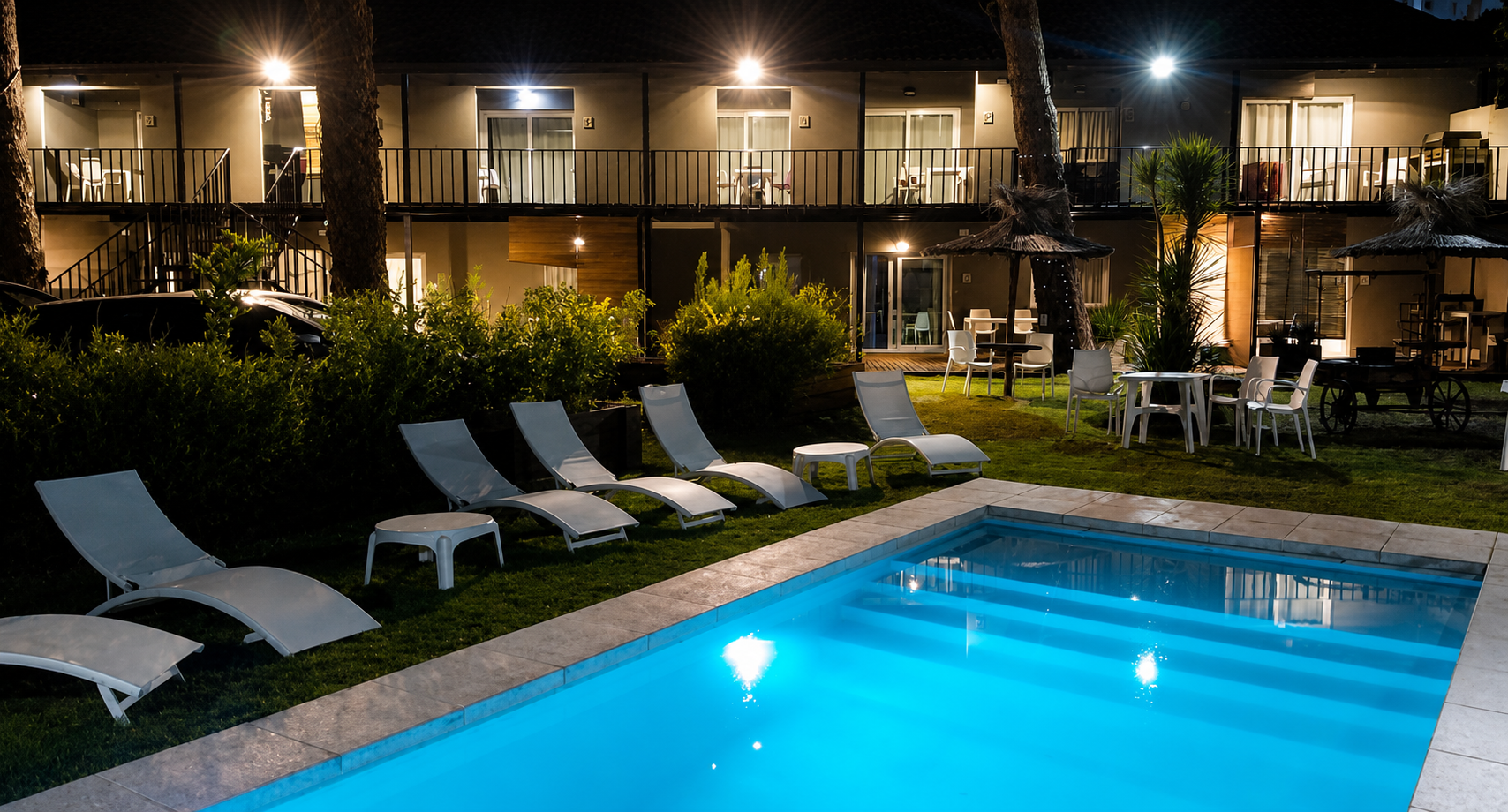 Edificio Drina de noche con piscina iluminada en Villa Gesell
